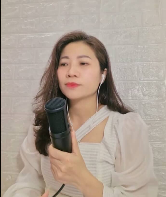 Thí sinh đang quay video dự thi TikTok với chất lượng tốt