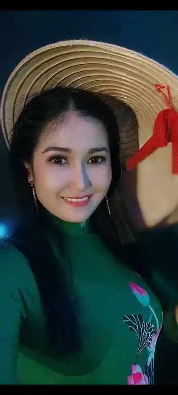 Ca sĩ Minh Ngọc chụp ảnh tại một địa điểm quen thuộc ở Bến Tre, thể hiện tình yêu với quê hương