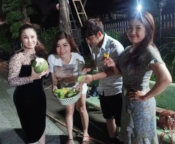 Hình ảnh Minh Ngọc thể hiện sự cân bằng giữa công việc và gia đình