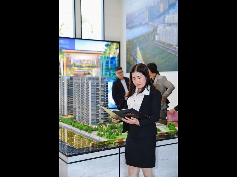 Minh Ngọc đang trao đổi công việc nghiêm túc, chuyên nghiệp