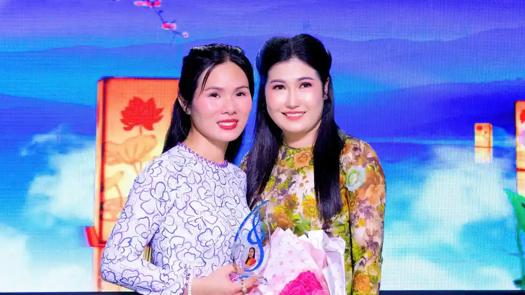 Minh Ngọc trình diễn Bolero trên sân khấu đầy cảm xúc, thể hiện rõ quan điểm hát bằng trái tim