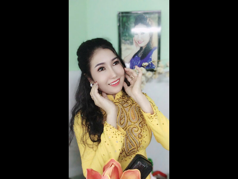 Ca sĩ Minh Ngọc đang suy tư, thể hiện góc nhìn và cảm nhận bolero từ ca sĩ minh ngọc 1 cách sâu sắc