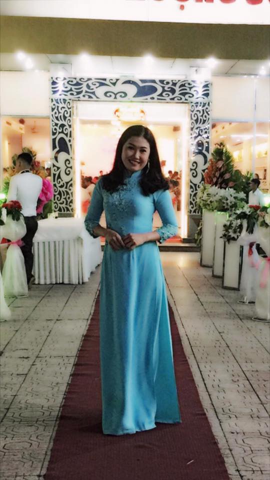 Hình ảnh Minh Ngọc cười rạng rỡ, thể hiện sự mãn nguyện từ hạnh phúc gia đình
