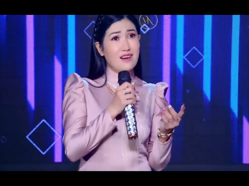 Minh Ngọc Bolero thể hiện biểu cảm buồn man mác trong MV Giọt Buồn Không Tên