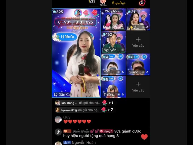 Minh Ngọc Bolero đang hướng dẫn một thí sinh tiềm năng thông qua livestream TikTok