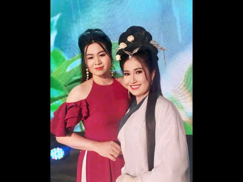 Ca sĩ Minh Ngọc chụp ảnh cùng người hâm mộ, thể hiện tình cảm gắn kết