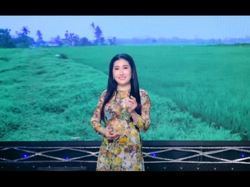 Ca sĩ Minh Ngọc trình bày ca khúc "Hương Tình Bến Tre" với đầy cảm xúc