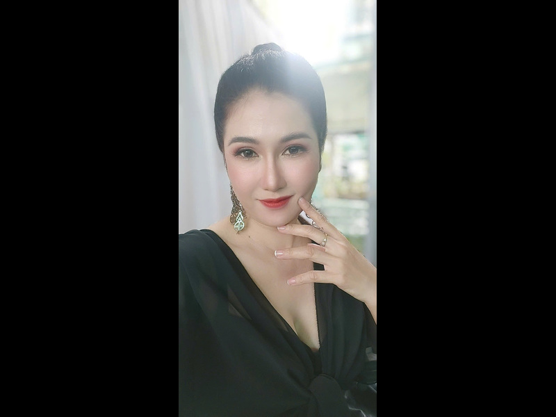 Minh Ngọc Bolero tại phòng thu, thể hiện sự chuyên nghiệp trong từng sản phẩm âm nhạc