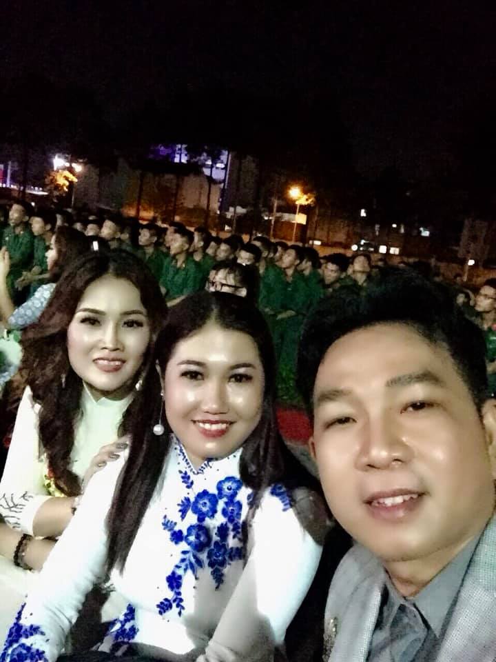 Minh Ngọc trong trang phục biểu diễn, thể hiện sự chuyên nghiệp trên sân khấu