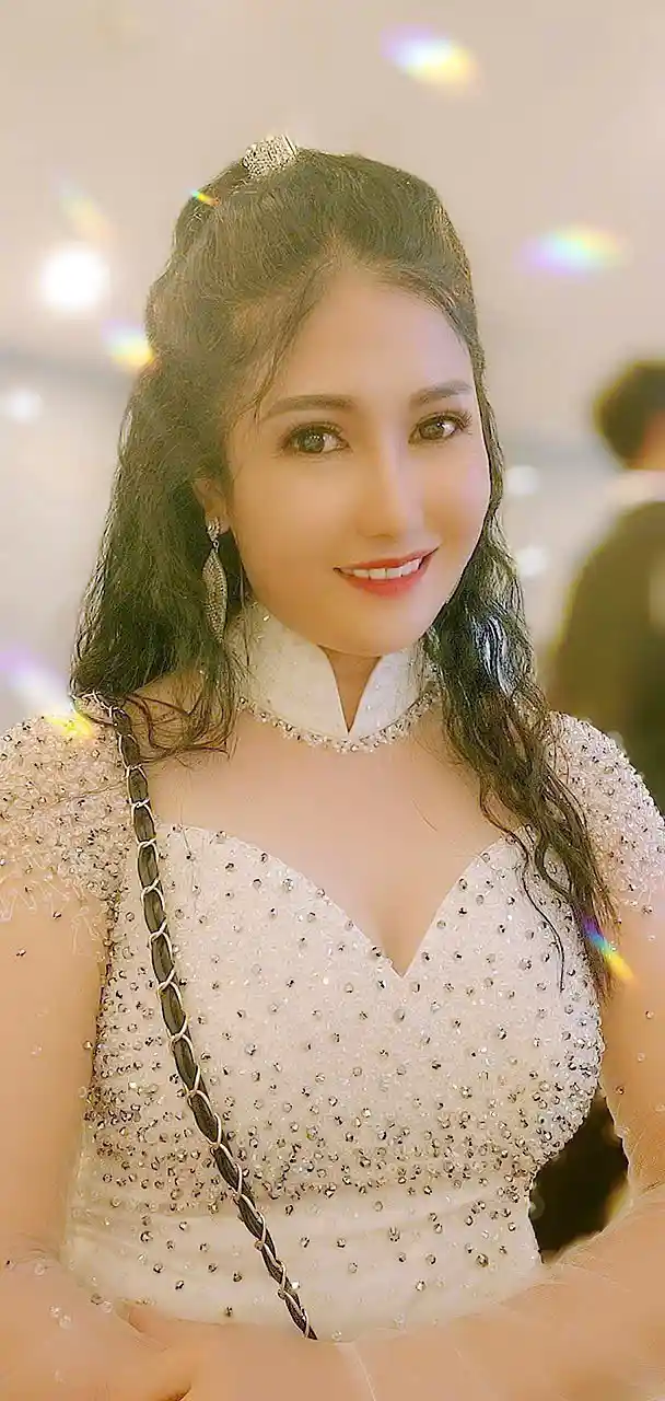 Nụ cười rạng rỡ của Minh Ngọc sau buổi phỏng vấn, thể hiện sự hạnh phúc và mãn nguyện